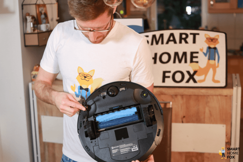 Илья из Smart Home Fox тестирует обслуживание робота-пылесоса